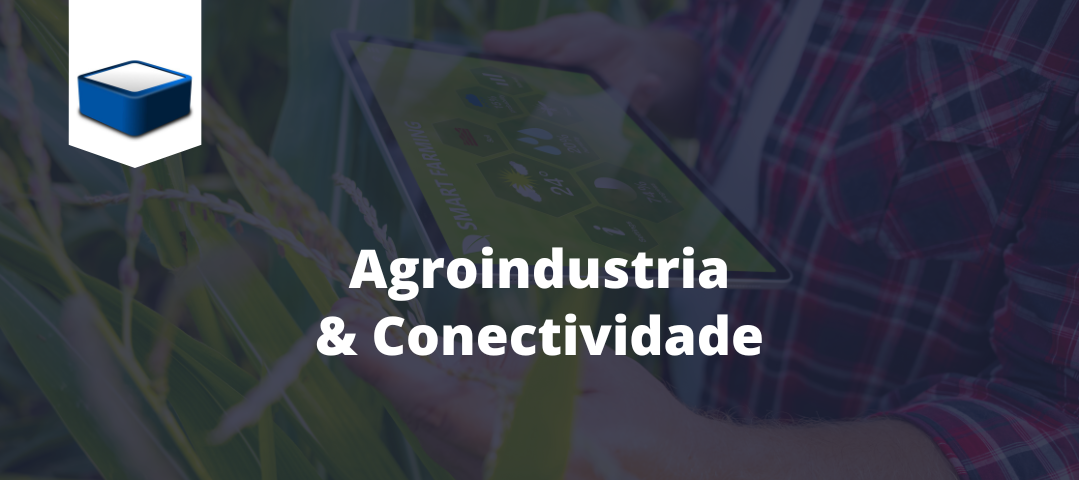 agricultor segurando um tablet onde contém informações de cultivo da sua smart farming, como temperatura e humidade em meio a uma plantação