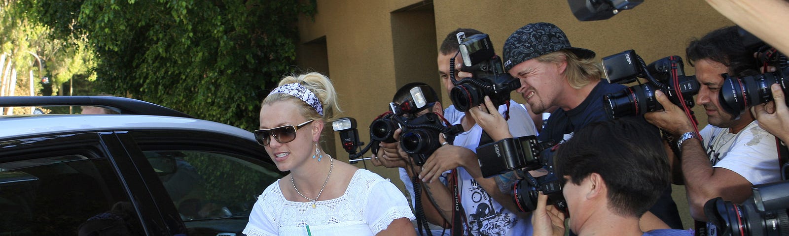 Britney Spears being followed by paparazzi in 2007