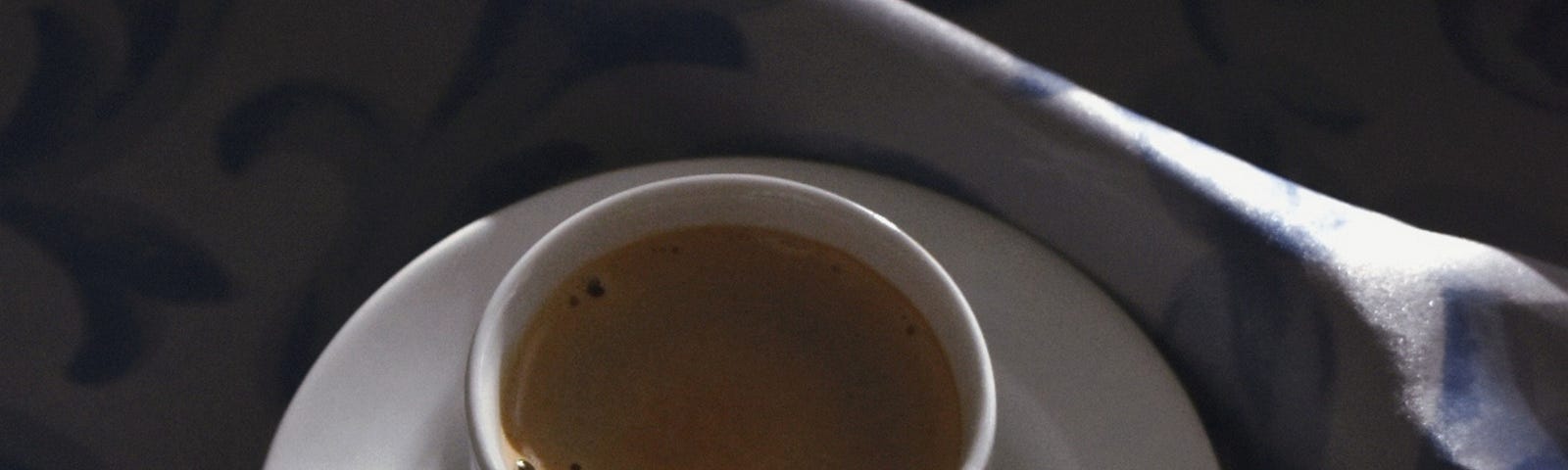 https://www.pexels.com/photo/a-cup-of-coffee-on-the-bed-18395621/
