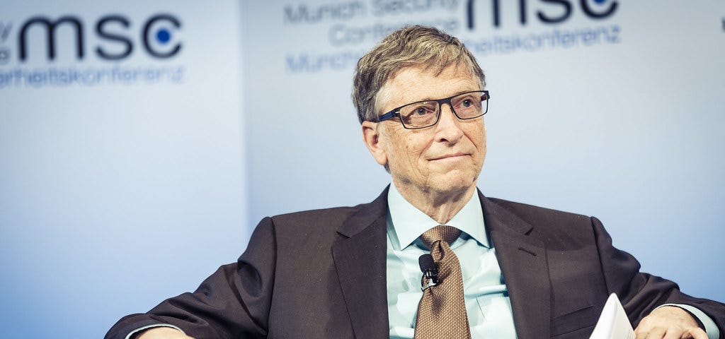 Bill Gates sitting at the “Hioe Charity Forum.”