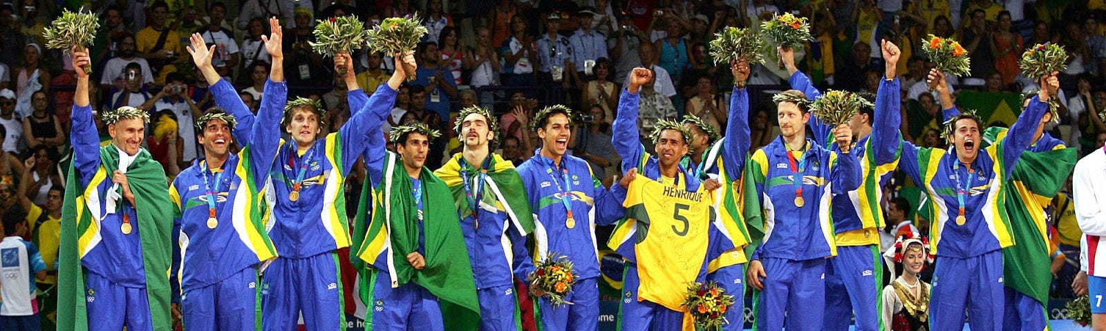 A seleção masculina de vôlei no pódio em Atenas. Foto: reprodução.