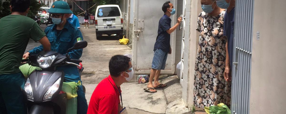 The military delivering supplies and carrying out COVID-19 testing in a hem (small alley) in Phú Nhuận close to the centre of Sài Gòn