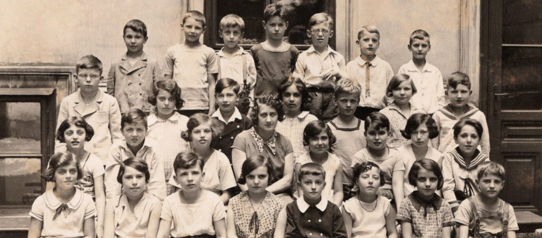 Picture of elementary school students in the 1920s Vienna, Austria