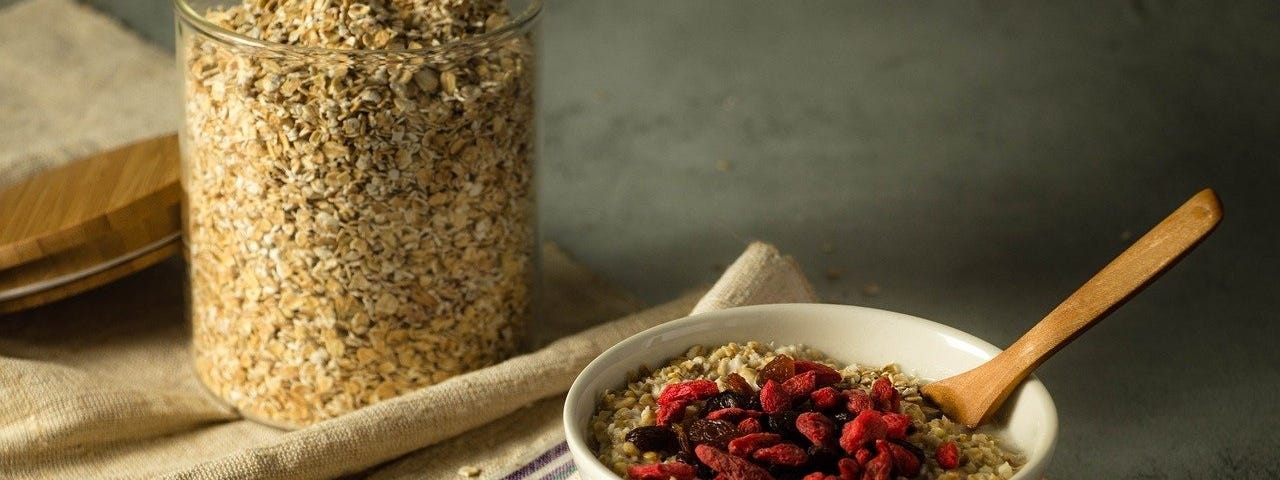 Oatmeal porridge with berries. Cgdsro — Pixabay.