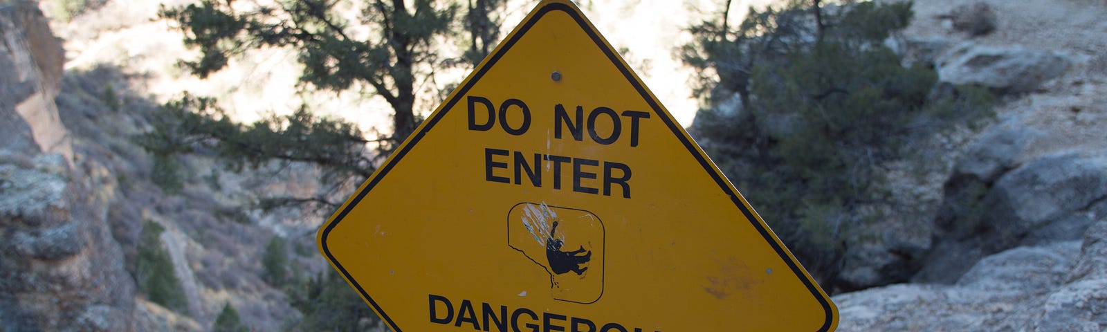 A sign on the Centennial trail that reads: Do Not Enter, Dangerous Overlook.