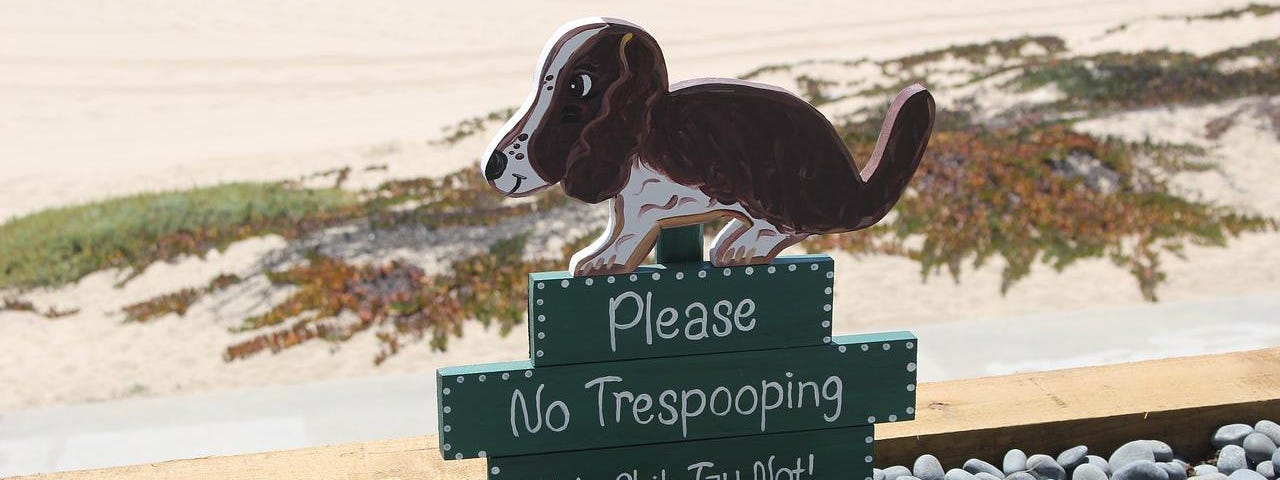 Sign no trespooping with a dog painted on the sign