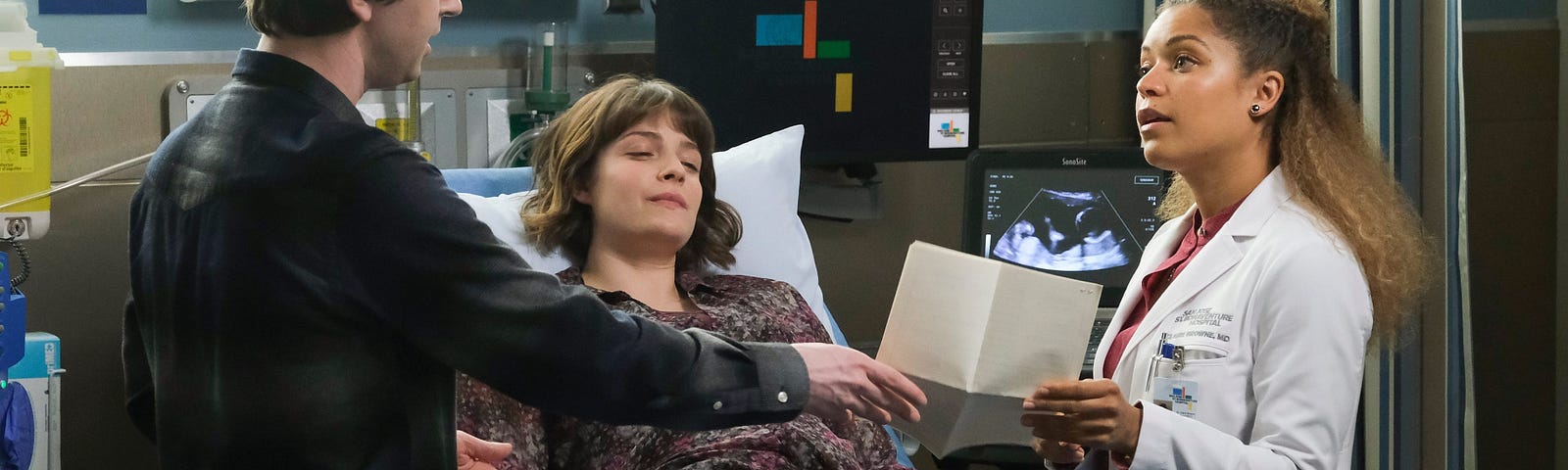 Freddie Highmore, Paige Spara e Antonia Thomas, em cena da série The Good Doctor (Divulgação)