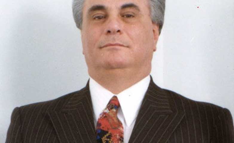 Description English: John Gotti being booked by the FBI New York offices on December 11, 1990, Author FBI New York, this image or file is a work of a Federal Bureau of Investigation employee, taken or made as part of that person’s official duties. As a work of the U.S. federal government, the image is in the public domain in the United States. File: John Gotti FBI booking (cropped) 2.jpg — Wikimedia Commons