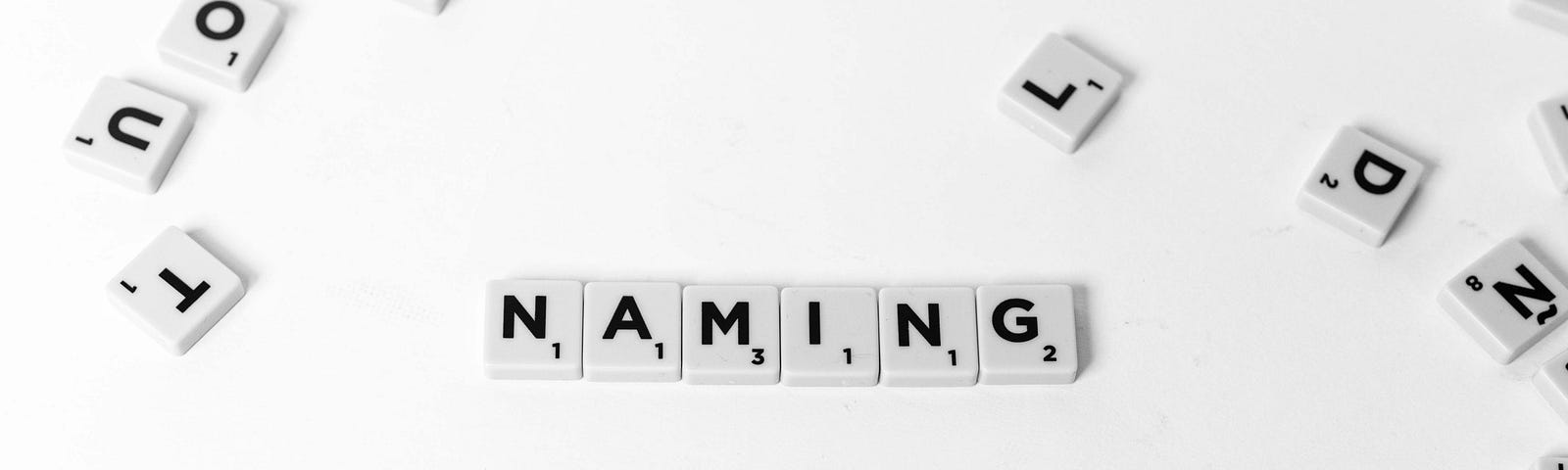 Peças do jogo Scrabble ordenadas de forma que se leia Naming.