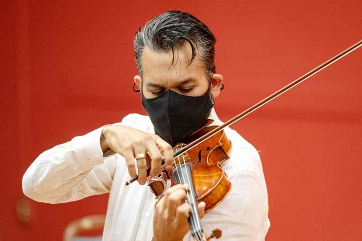 KENNETH SONG / NEWS-PRESS PHOTOS
 Violinist Vijay Gupta performs for music students at the Karl Geiringer Hall.