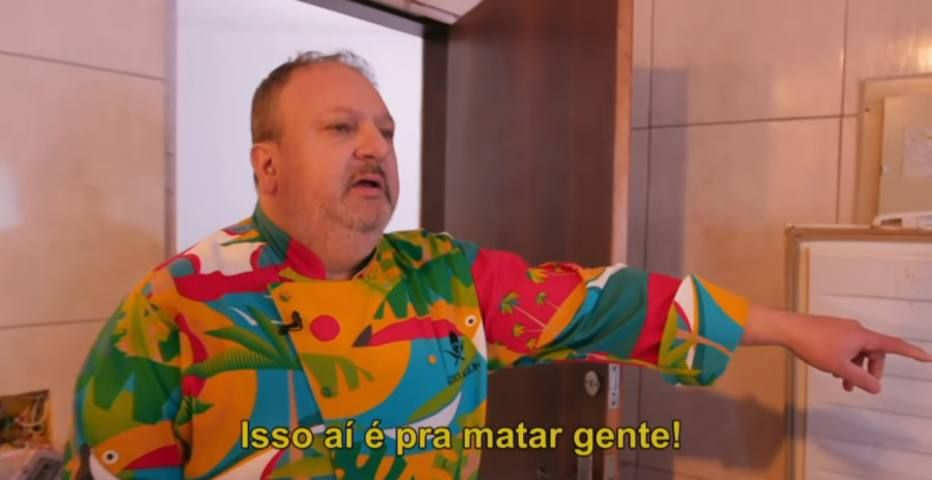 Na imagem é possível ver o famoso chef de cozinha, Erick Jacquin com o braço apontando para o lado e uma expressão triste no rosto. Ele é um homem branco quase idoso, com cabelos, barba e bigode ralos e grisalhos. Ele está vestido com uma camisa de estampas coloridas. Na parte inferior da imagem, é possível ler a legenda “isso aí é pra matar gente!”