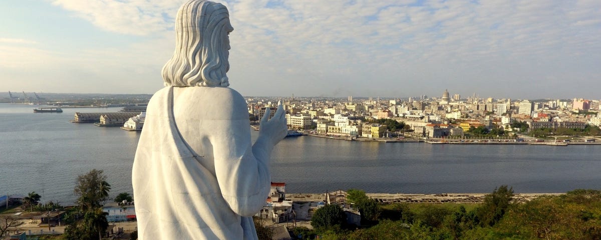 Vista desde atrás del Cristo de la bahía de La Habana.