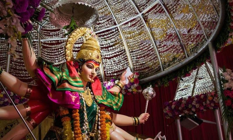 Image of Hindu goddess with 4 pairs of arms