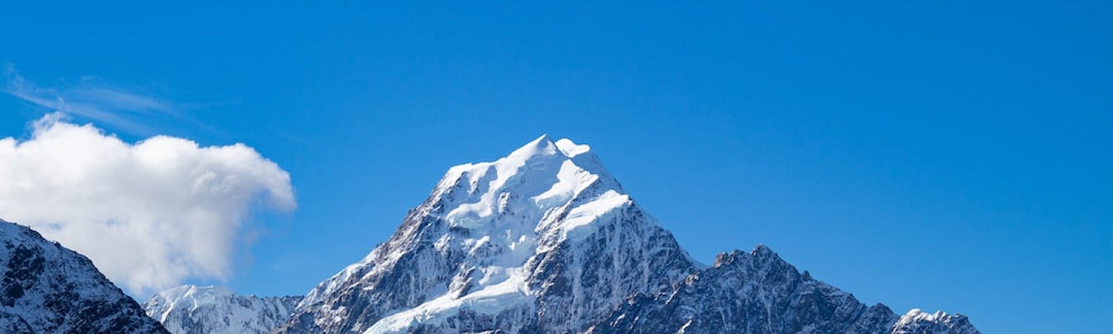 BichoDoMato — Bicho Spills Pub — Medium Blog — Image of the Everest.