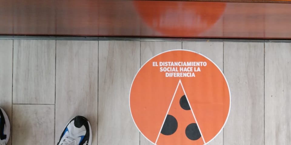 Social distancing sign in the metro of Mexico City (Torres de Santiago, 2020)