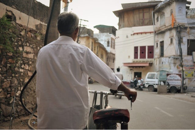 A man walks his bike down the streets of Bundi | Photo by Nicola Sousa