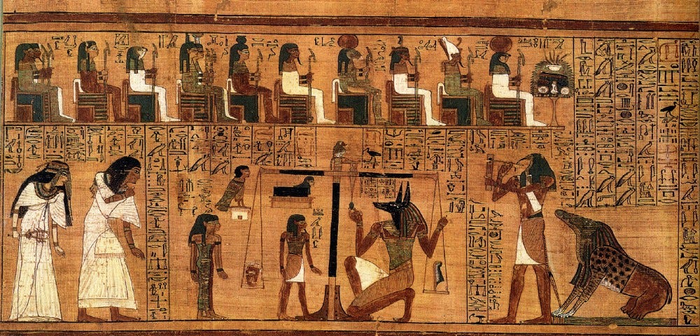 Pergaminho de linho cheio de hieróglifos egípcios. A imagem central é de Anúbis pesando um coração e uma pena em uma balança.