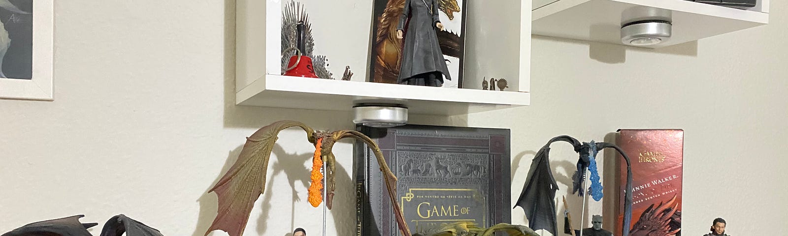 Os dragões Viserion, Drogon e Rhaegal da série Game of Thrones reunidos na casa de Gabriel Dylamus — Crédito: Arquivo Pessoal