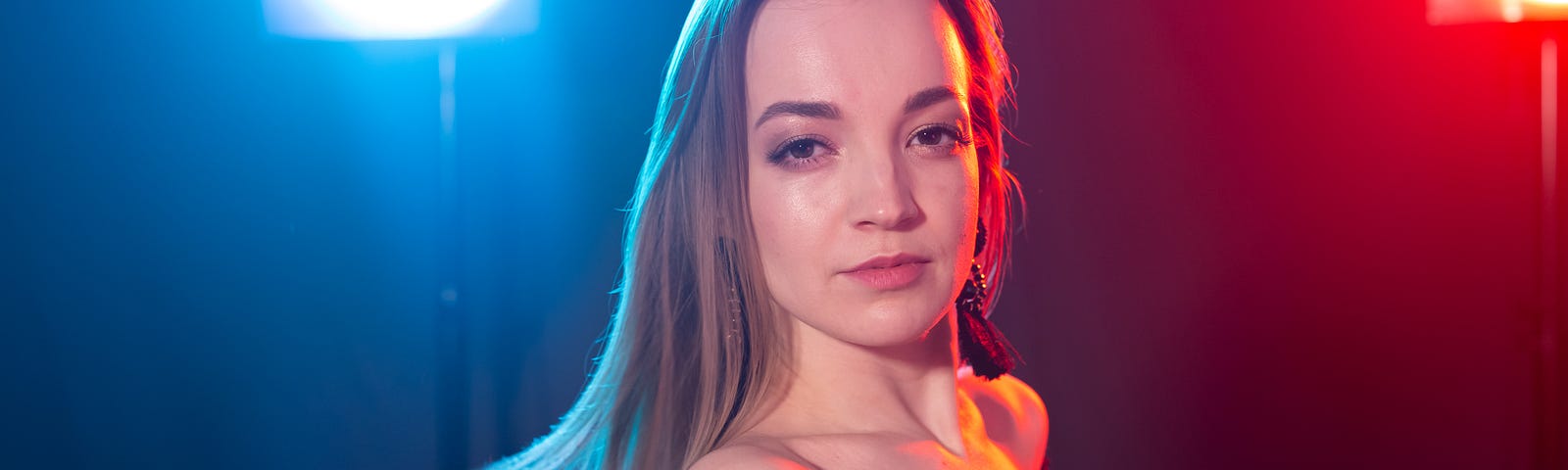 portrait-young-sexy-woman-with-flashes-background — Un Swede