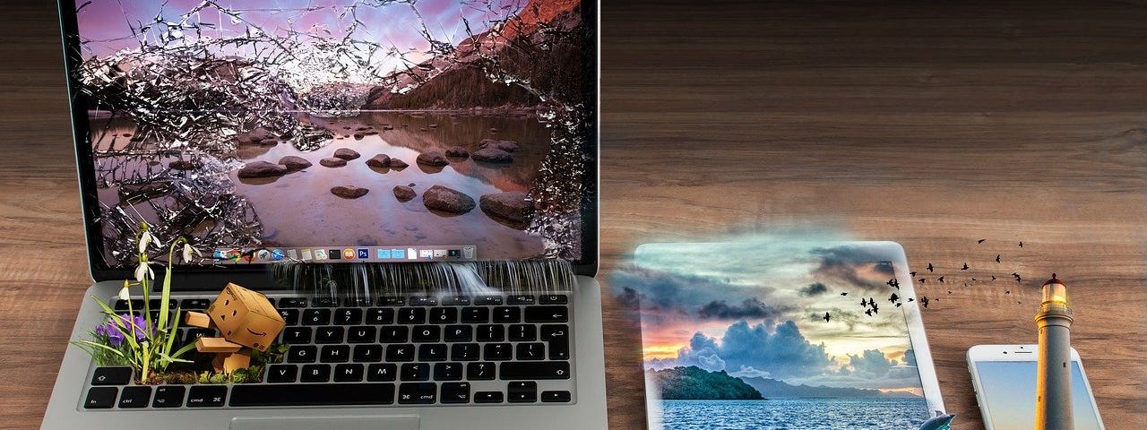 Um notebook, um tablet e um celular posicionados sobre uma mesa de madeira mostram imagens que ultrapassam suas telas, simulando a Realidade Aumentada em diferentes dispositivos. | Foto encontrada em: Pixabay.com