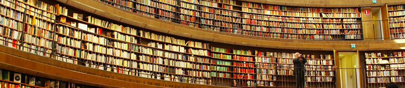 Estante com muitos livros e um senhor observando. Imagem para representar a quantidade enorme de informações que temos.