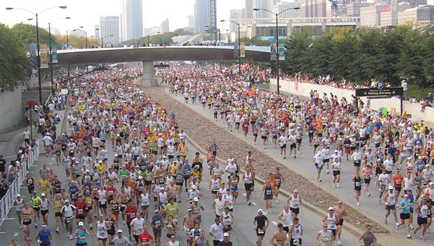 Hundreds of runners across several lanes of road at the start of the 2007 Chicago Marathon