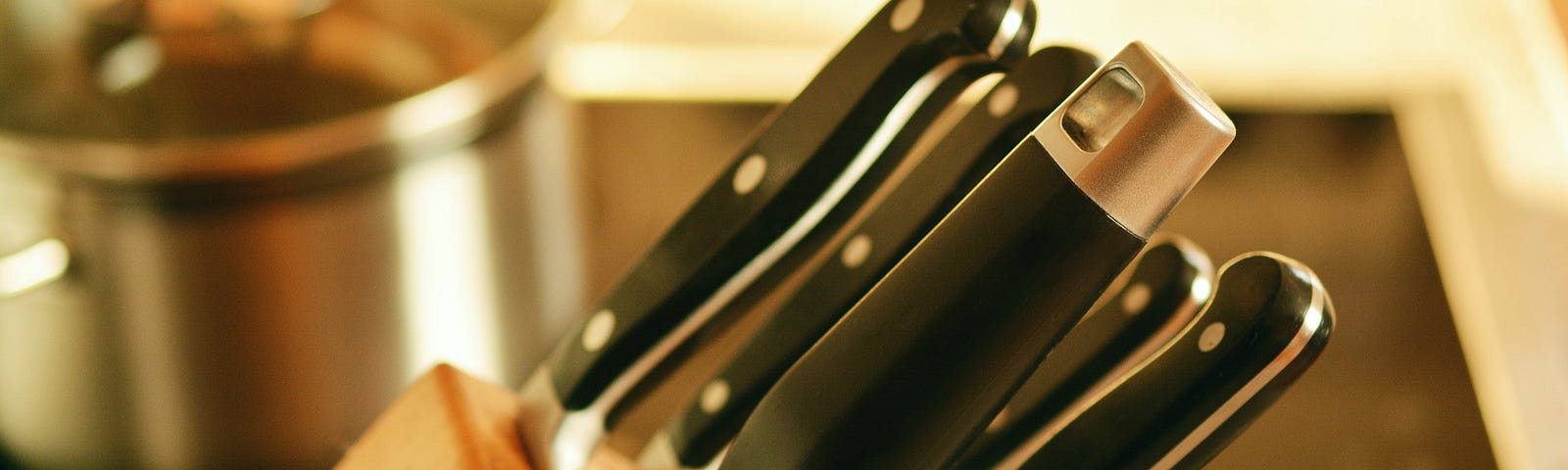 A block of kitchen knives