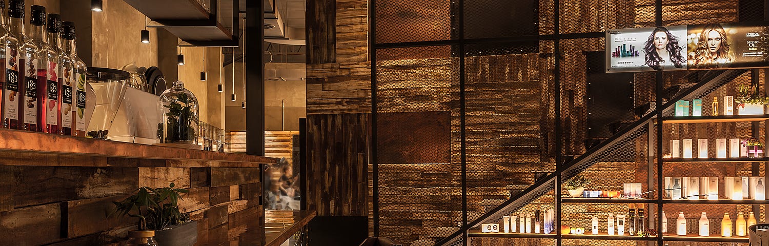 漢玥室內設計 <G Space Salon> 髮廊空間_吧檯_吧椅：吧檯與壁面都是回收木棧板的創新設計