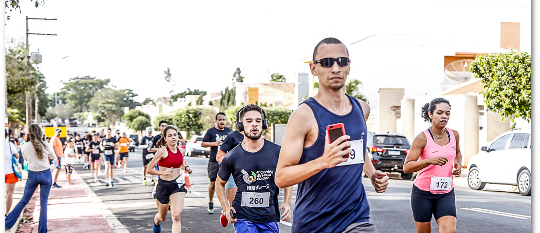 Uma corrida de rua com homens e mulheres correndo.