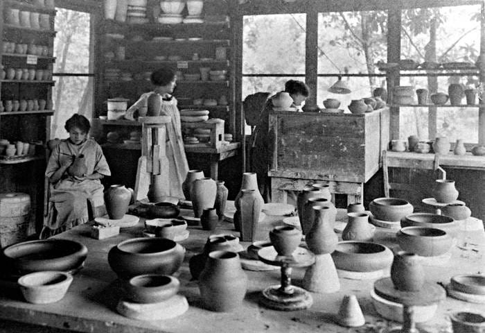 Arequipa Sanatorium pottery studio as depicted in the Arequipa Annual Report, 1912. © Lynn Downey Collection