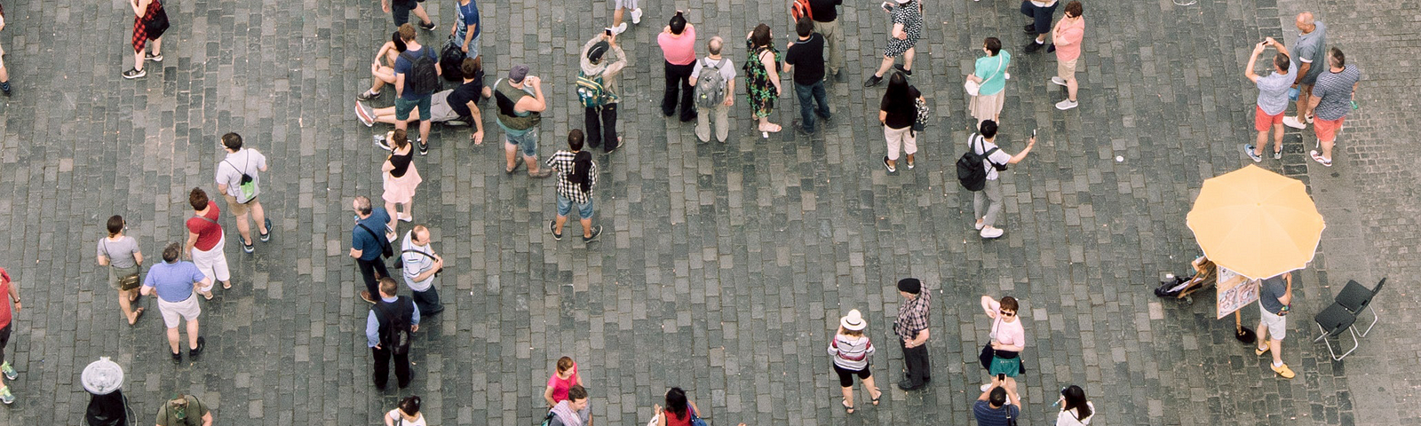 Várias pessoas diferentes numa rua durante o dia