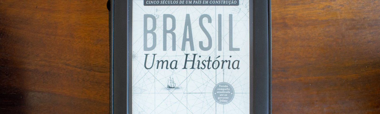 Um kindle com o livro Brasil: Uma História aberto.
