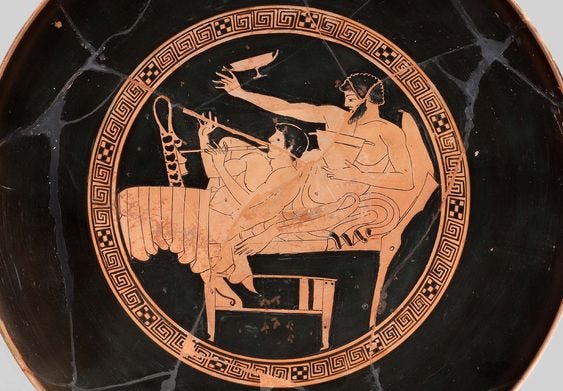 Pintura em vaso grego com dois homens um jovem e um adulto deitados juntos. Eles tocam música e bebem.