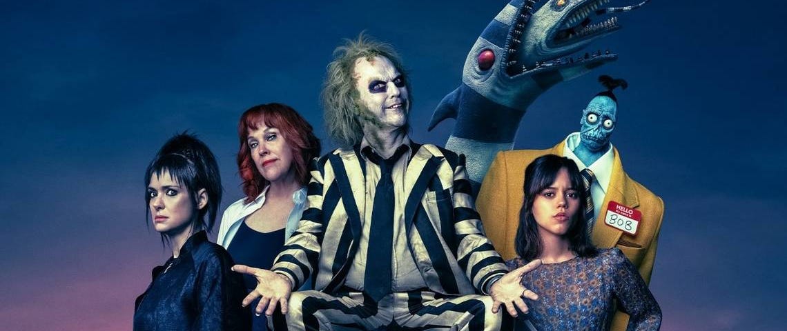 Poster promocional de la película “Beetlejuice Beetlejuice” donde se muestra a los personajes principales sobre la masión de Winter Rivers.