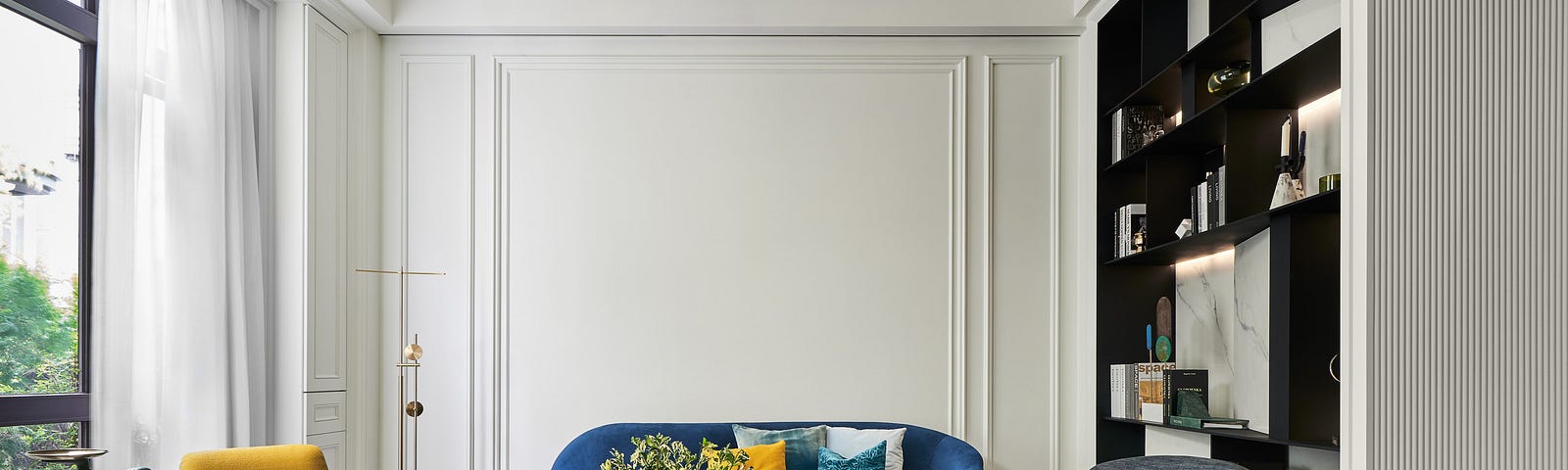 理絲室內設計 <蘊皎潔> 住宅空間：高飽和的橘黃與湛藍更凸顯傢俱的圓弧流線。