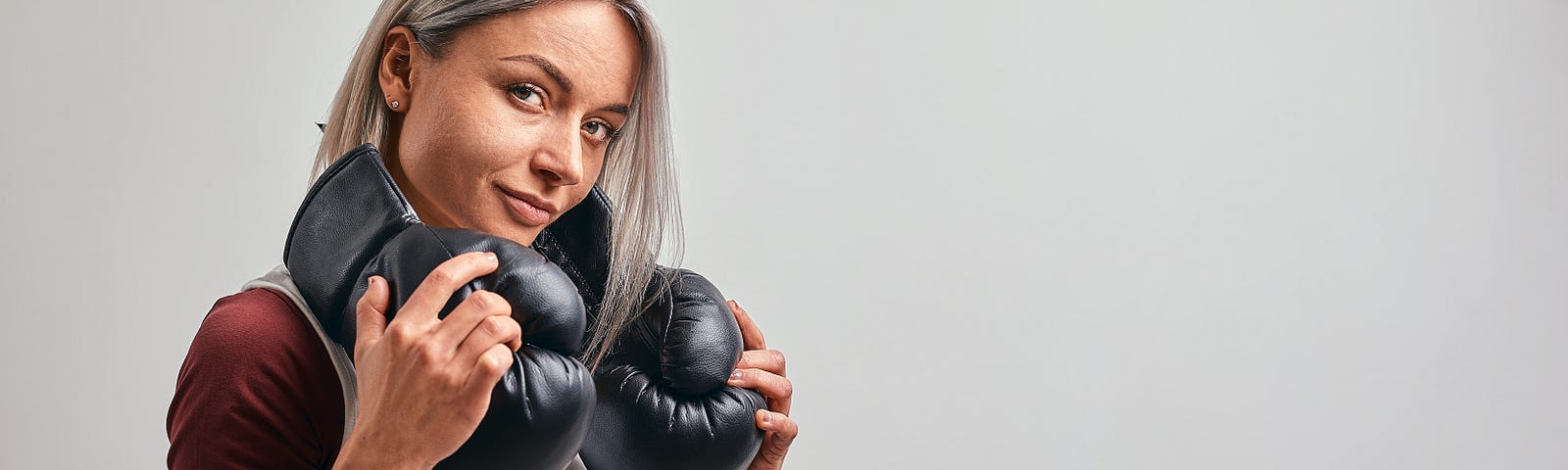 young-beautiful-sexy-woman-boxer-posing-with-black-boxing-gloves-her-hands-gray-background-copy-space-gray-background-goal-achievement — Un Swede