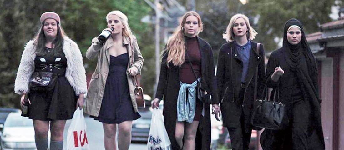 ris, Vilde, Eva, Noora e Sana andando, são elas os principais personagens de SKAM na 1º temporada.