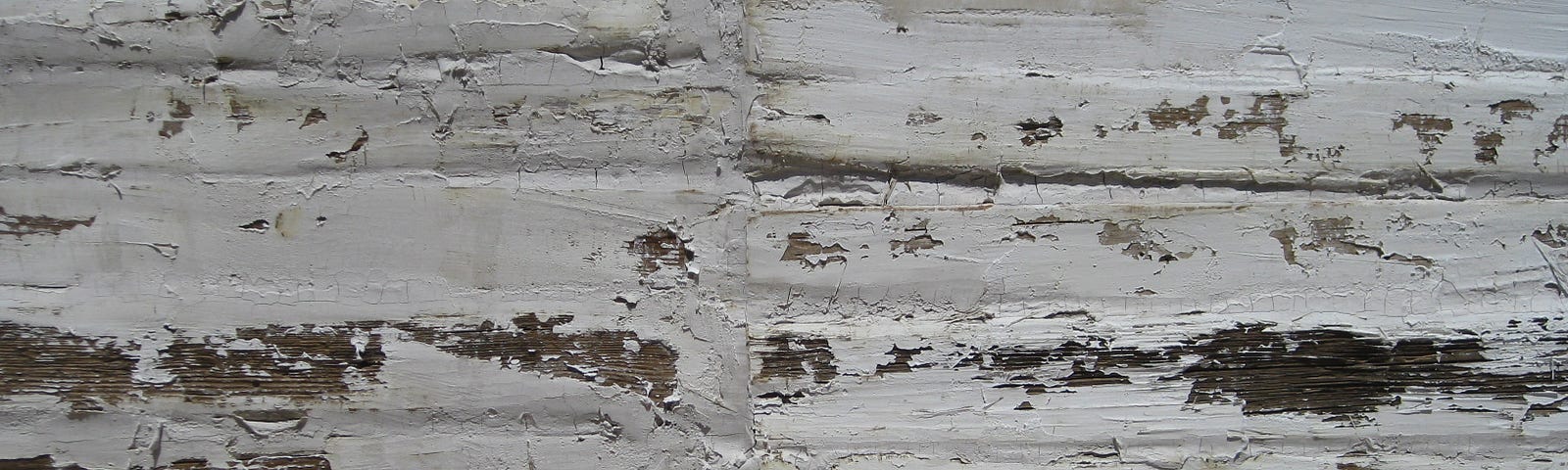 Foto de pared de madera cubierta de pintura blanca