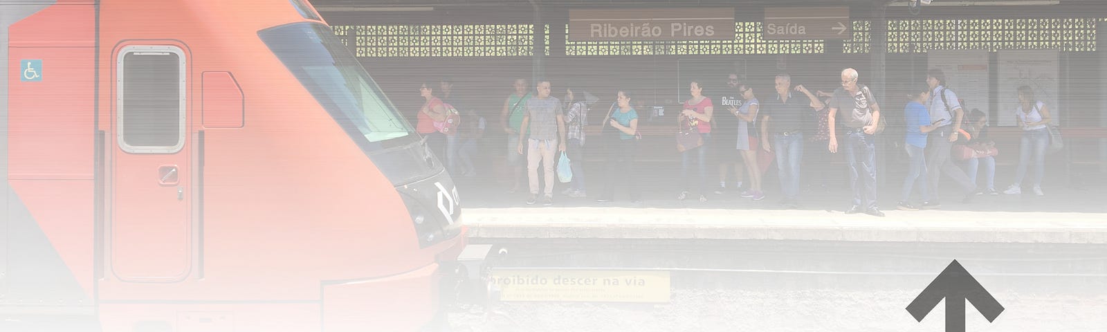 Trem da Série 7000 dando entrada na Estação Ribeirão Pires, em fevereiro de 2019
