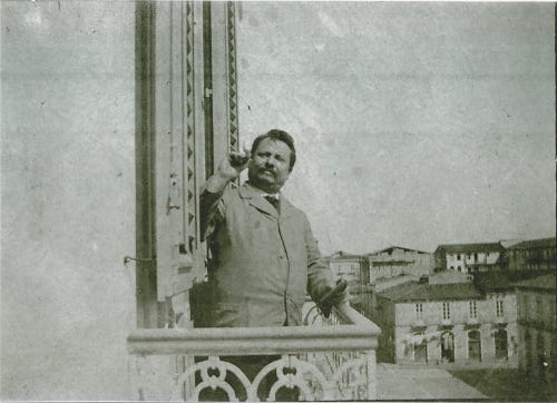 il Poeta dal balcone di Palazzo Sturiale a Messina— Parco Poesia Pascoli