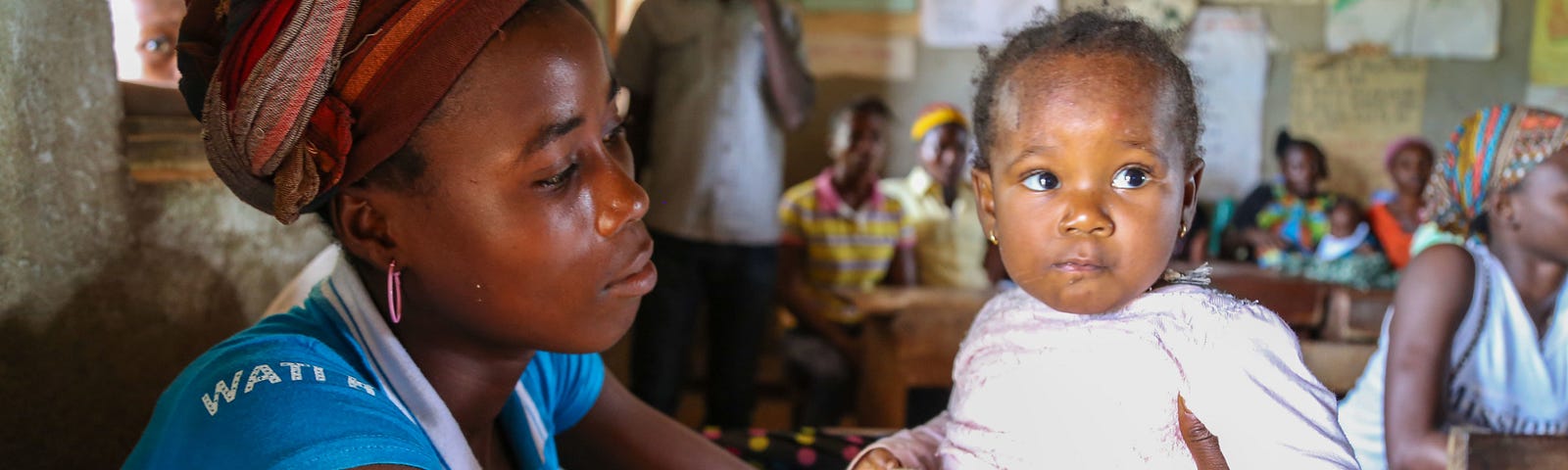 A mother and her child in Sierra Leone. Photo: © George Lewis/World Bank