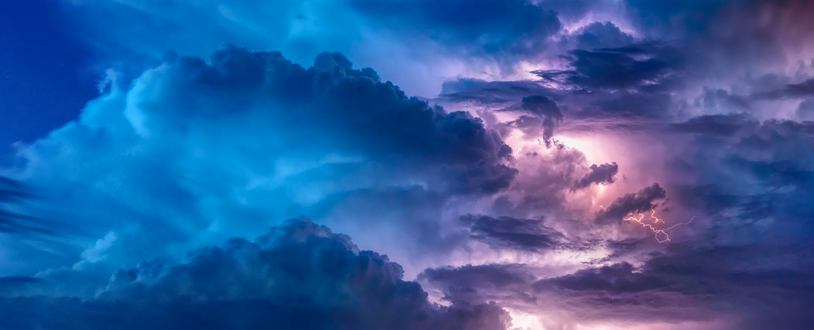 Image: A striking photograph of lightning in a thunderstorm.