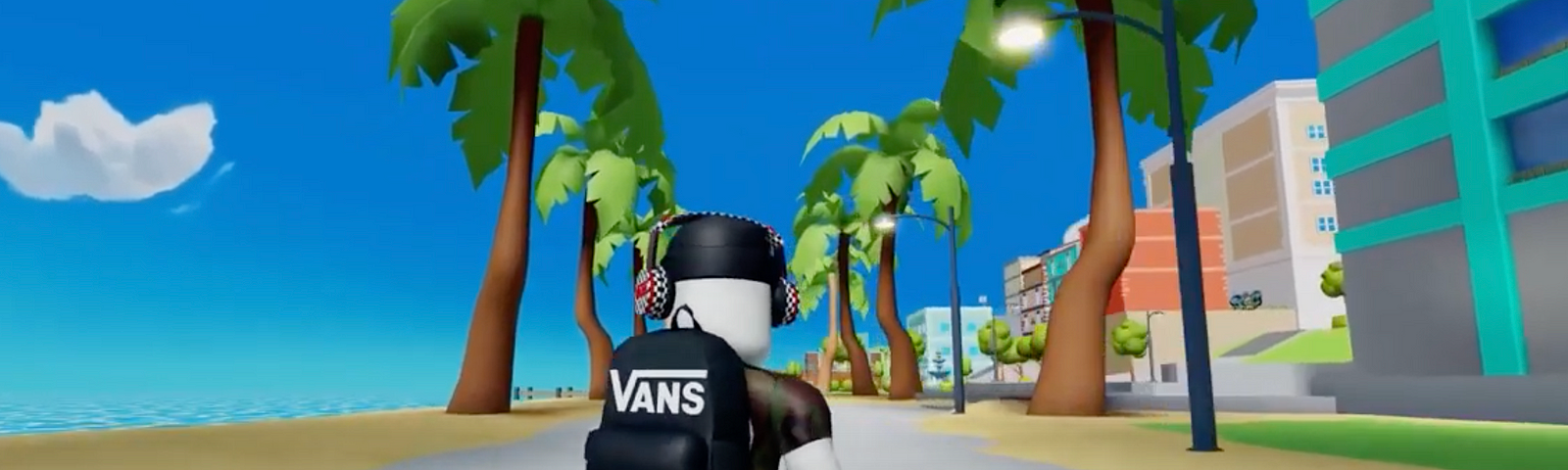 imagem de dentro do Roblox com personagem usando boné, fones de ouvido, mochila e tênis da marca Vans, andando de skate em uma rua com palmeiras ao redor, prédios de um lado e praia do outro