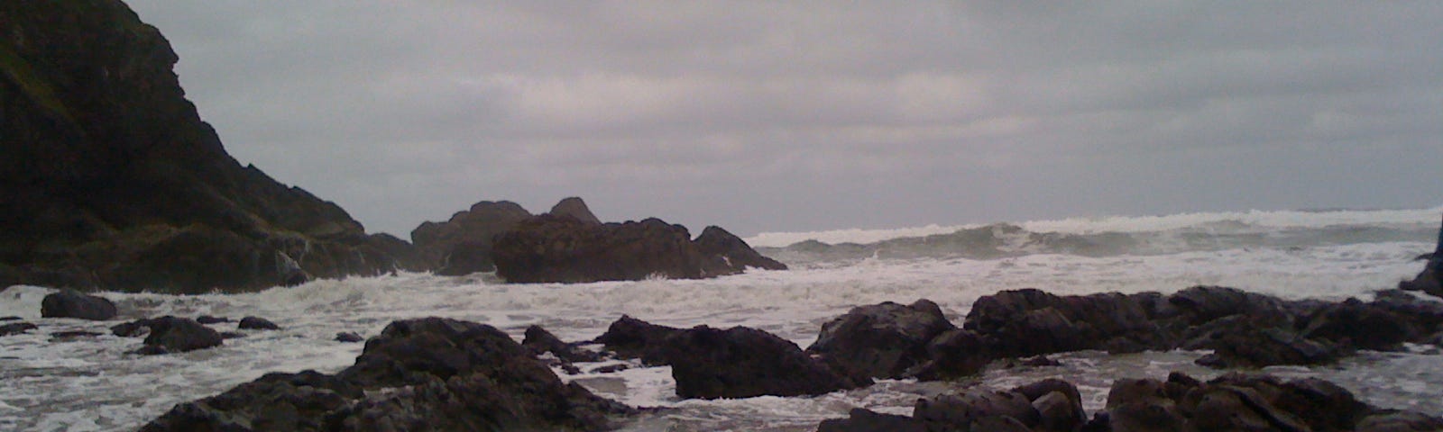 A rocky shoreline on a cloudy day