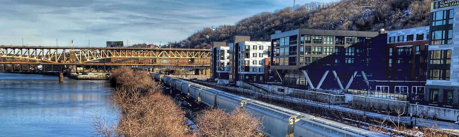 Tren en la costa sur de Pittsburgh