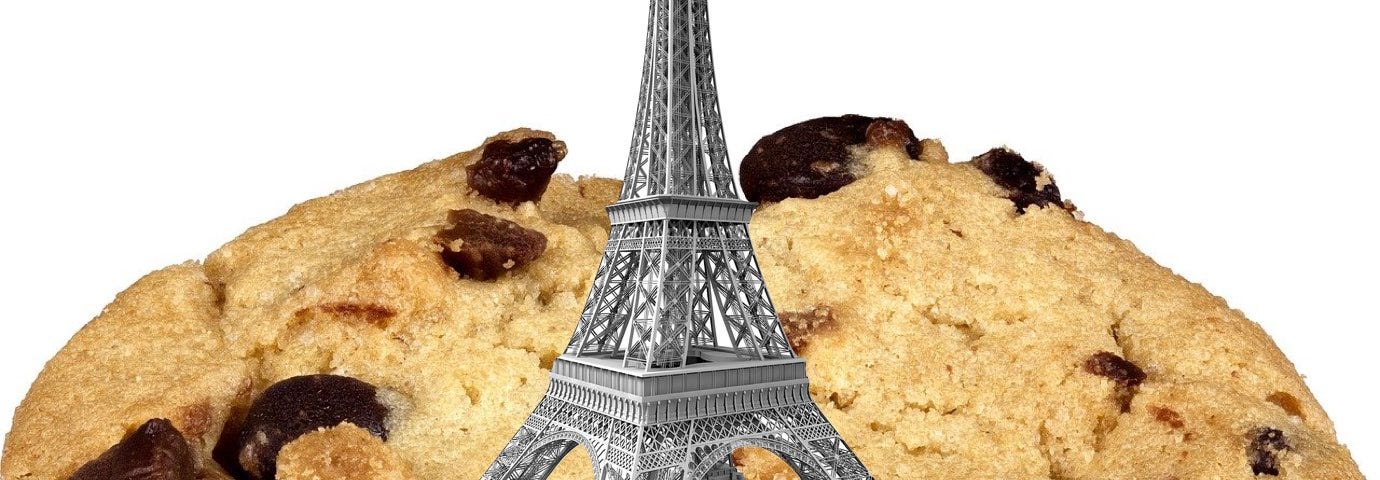 IMAGE: An Eiffel Tower on top of a chocolate cookie