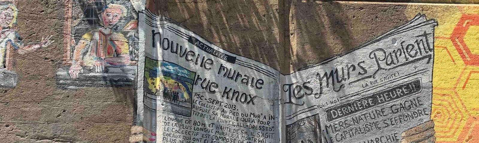 Œuvre murale sur laquelle un personnage tient un journal titrant, entre autres, « Nouvelle murale rue Knox » et « Les murs parlent ».