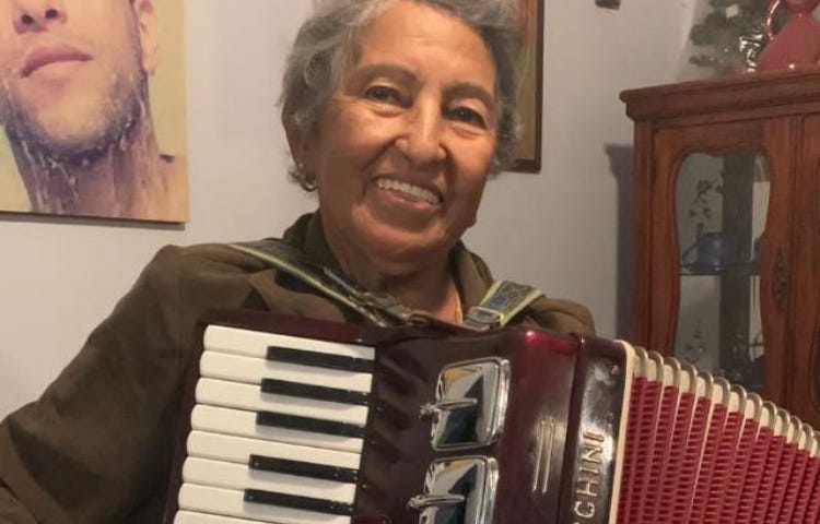 Minha mãe, Natércia Derze (80 anos), minha primeira professora de música, 2022.