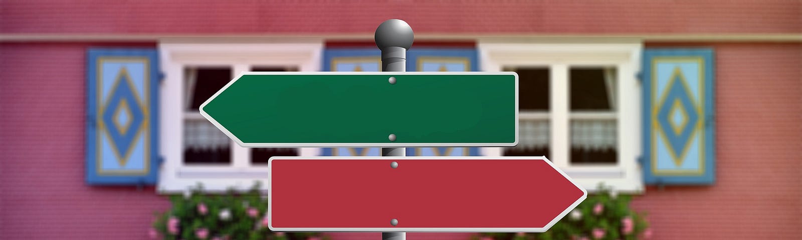 Imagem de duas setas, uma verde apontando para a esquerda e uma vermelha apontando para a esquerda, com uma casa ao fundo.