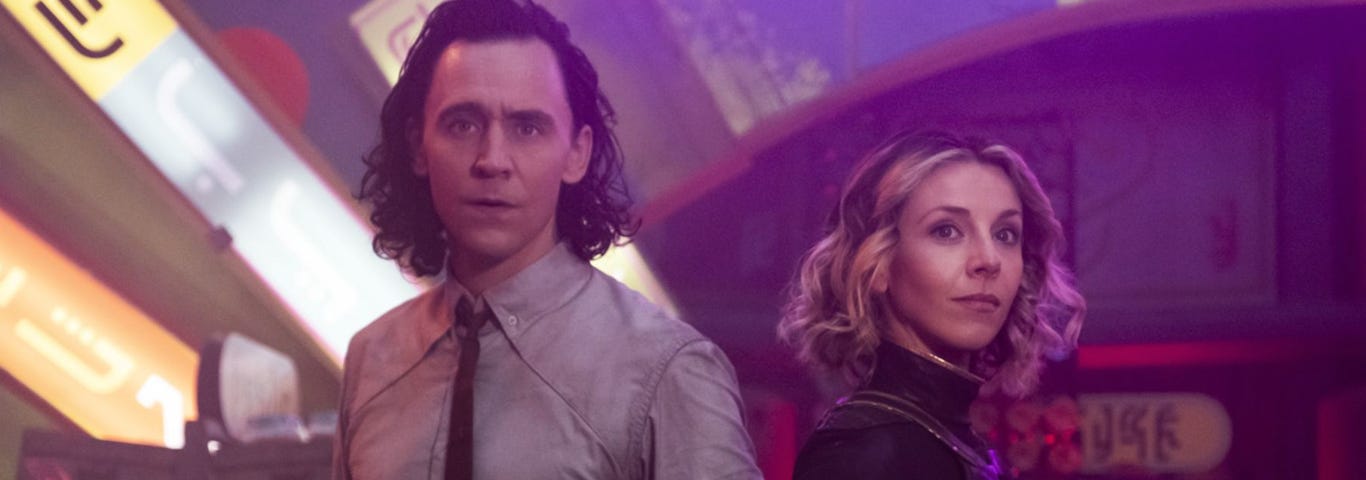 Tom Hiddleston e Sophia Di Martino, em cena de Loki (Divulgação/Marvel/Disney)